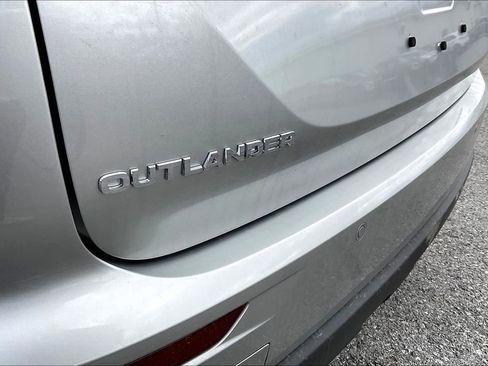 New 2025 Mitsubishi Outlander ES image 11