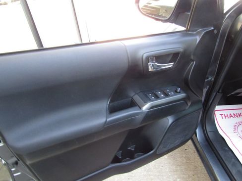 Used 2022 Toyota Tacoma TRD Off-Road w/ Technology Package image 17