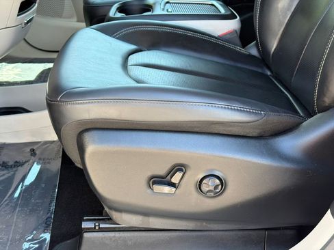 Used 2023 Chrysler Pacifica Touring-L FWD image 16