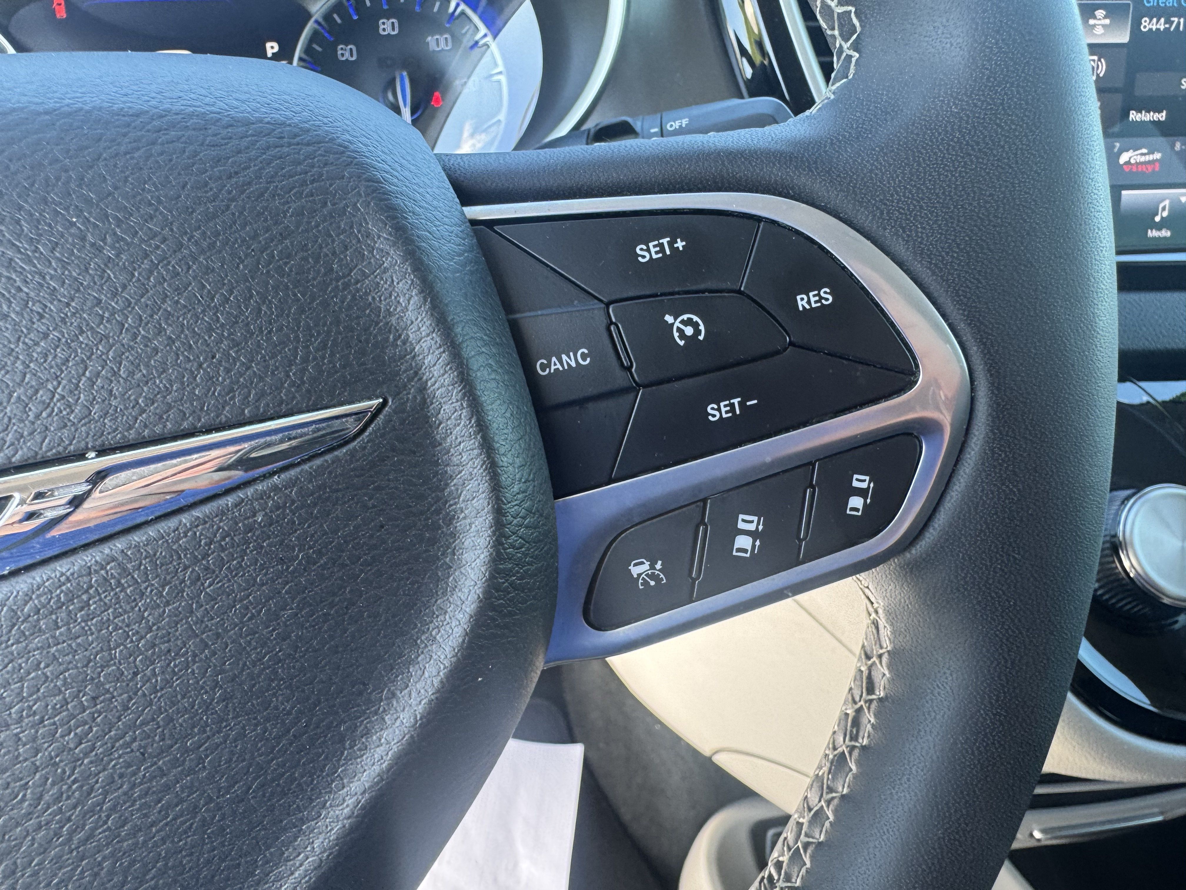 Used 2024 Chrysler Pacifica Touring-L FWD image 20
