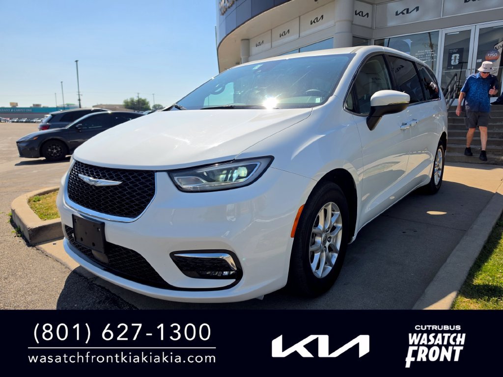 Used 2023 Chrysler Pacifica Touring-L FWD image 1