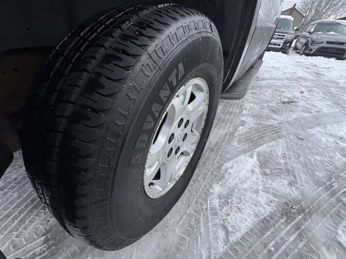 Used 2002 Chevrolet Avalanche 4x4 w/ North Face Edition image 2