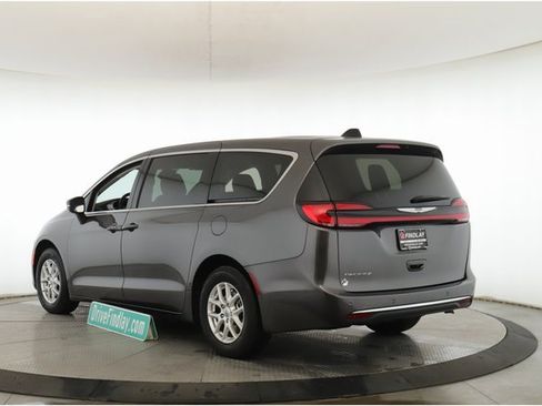 Used 2023 Chrysler Pacifica Touring-L image 8