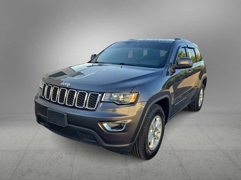 Used 2019 Jeep Grand Cherokee Laredo image 4