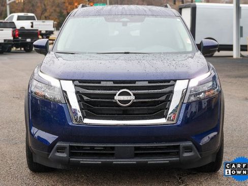 Used 2025 Nissan Pathfinder SV image 2