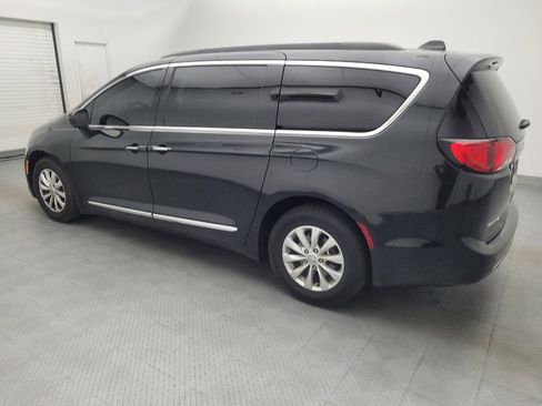 Used 2017 Chrysler Pacifica Touring-L FWD image 3