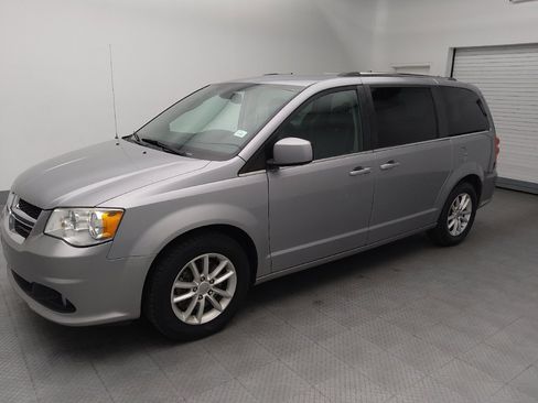Used 2019 Dodge Grand Caravan SXT FWD image 2