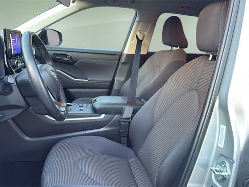 Used 2024 Toyota Highlander LE image 16