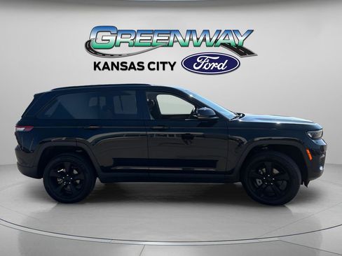Used 2023 Jeep Grand Cherokee Altitude AWD/4WD image 8
