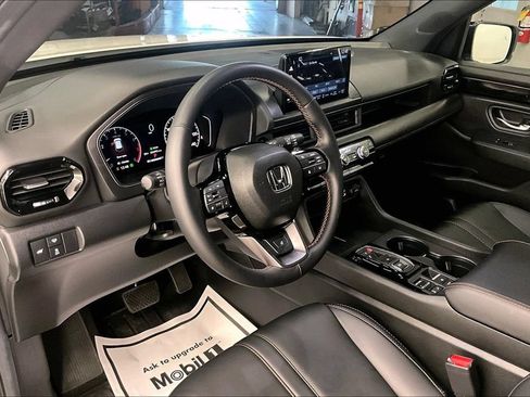 Used 2025 Honda Pilot TrailSport image 13