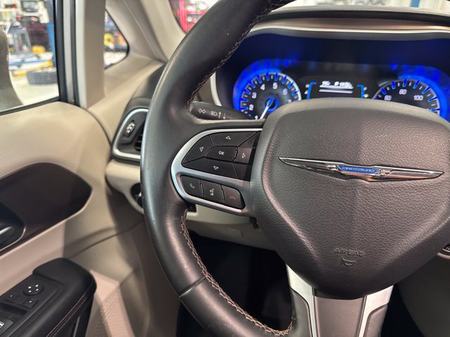 Used 2017 Chrysler Pacifica Touring-L FWD image 24