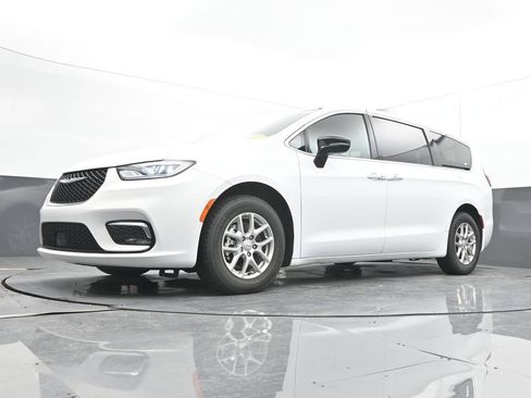 Used 2025 Chrysler Pacifica Select FWD image 41