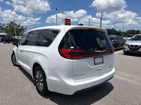 Used 2024 Chrysler Pacifica Limited FWD image 5
