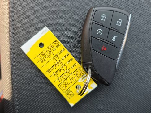 Used 2024 Chevrolet Equinox EV RS FWD image 23
