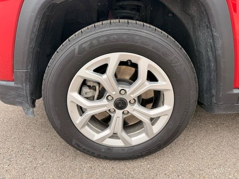 Used 2025 Jeep Compass Latitude AWD/4WD image 9