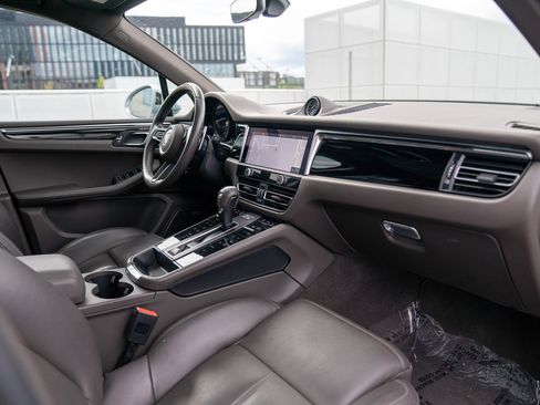 Certified 2024 Porsche Macan AWD/4WD image 25
