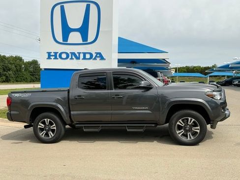 Used 2018 Toyota Tacoma TRD Sport w/ Technology Package AWD/4WD image 2