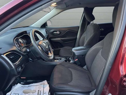 Used 2019 Jeep Cherokee Latitude w/ Popular Appearance Group FWD image 16
