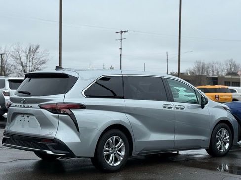 Used 2021 Toyota Sienna XSE image 37