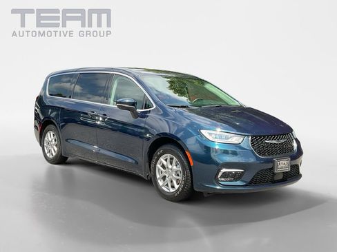 Used 2023 Chrysler Pacifica Touring-L FWD image 1