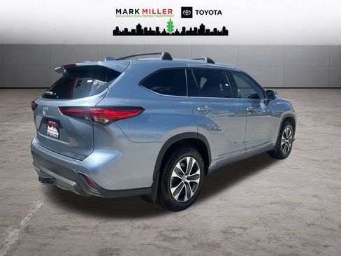 Used 2022 Toyota Highlander XLE AWD/4WD image 6