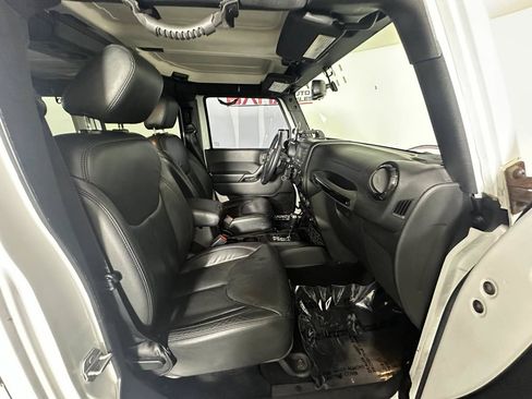 Used 2015 Jeep Wrangler Unlimited Sahara AWD/4WD image 23