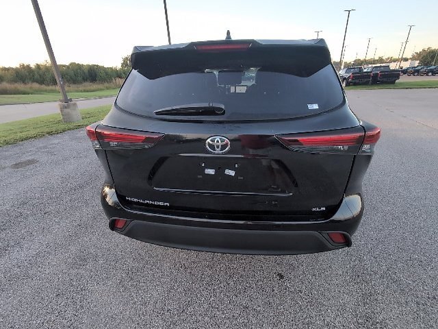 Used 2025 Toyota Highlander XLE FWD image 8