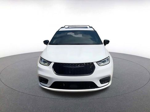 Used 2025 Chrysler Pacifica Limited image 4