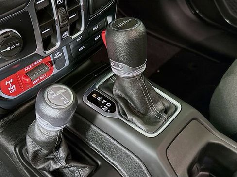 Used 2024 Jeep Gladiator Sport AWD/4WD image 16