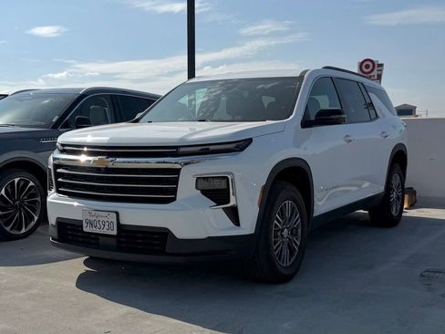 Used 2025 Chevrolet Traverse LT image 3