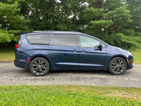 Used 2020 Chrysler Pacifica Touring-L w/ Advanced Safetytec Group FWD image 2