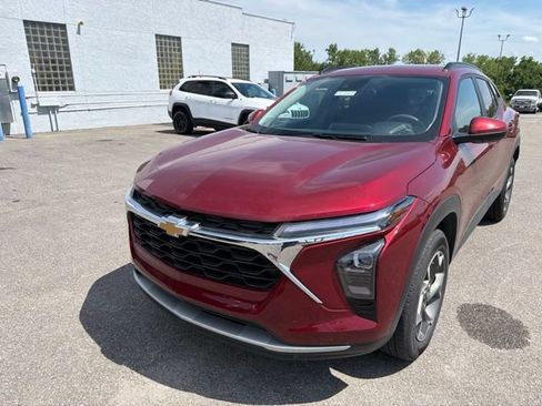 Used 2025 Chevrolet Trax LT FWD image 3