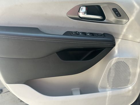Used 2023 Chrysler Pacifica Touring-L FWD image 10