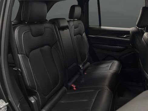 Used 2025 Jeep Grand Cherokee Limited AWD/4WD image 23