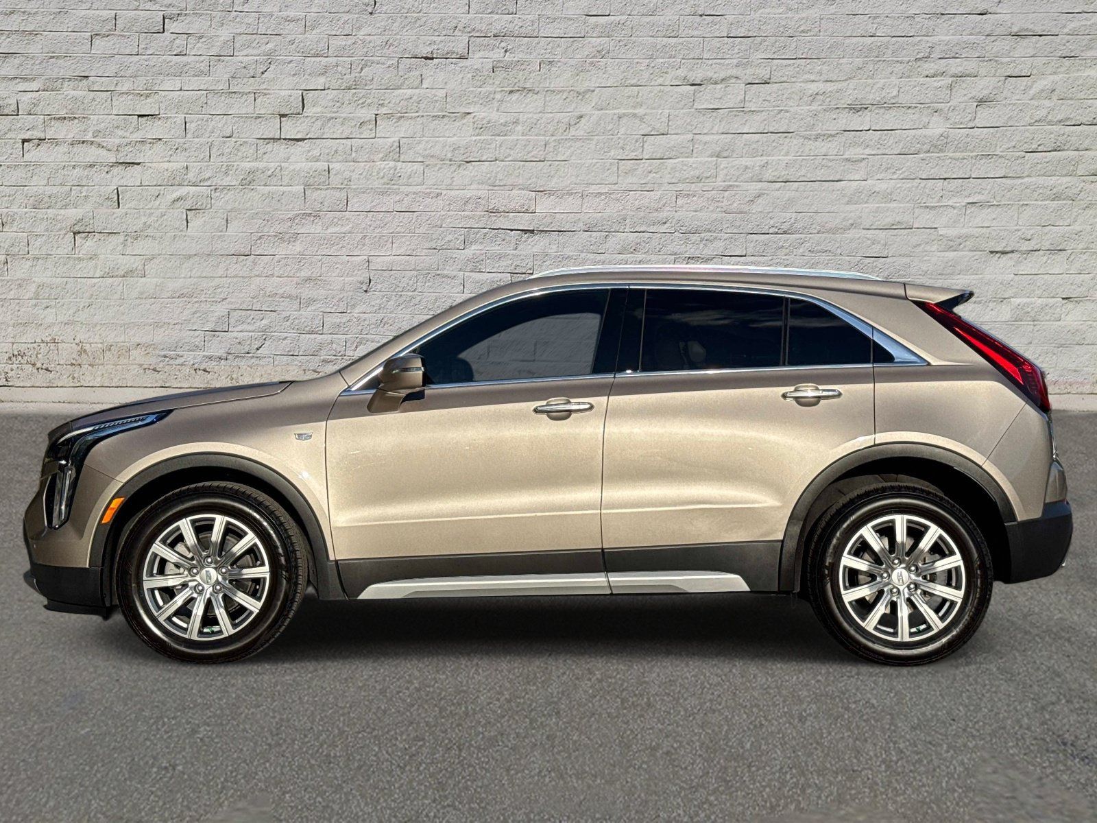 Used 2023 Cadillac XT4 Premium Luxury FWD image 2