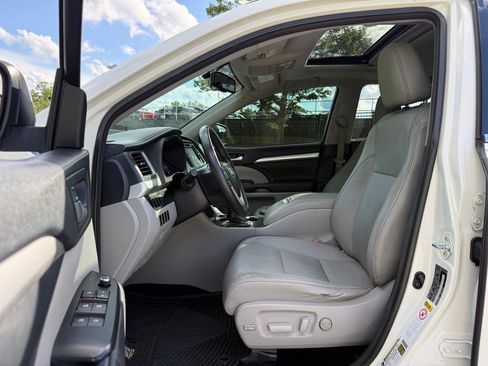 Used 2014 Toyota Highlander XLE AWD/4WD image 26