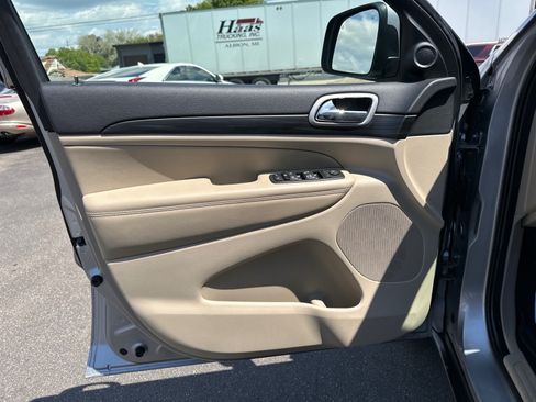 Used 2021 Jeep Grand Cherokee Laredo AWD/4WD image 14