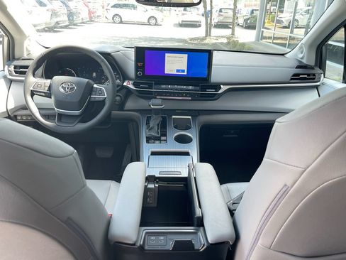 Used 2026 Toyota Sienna XLE FWD image 10