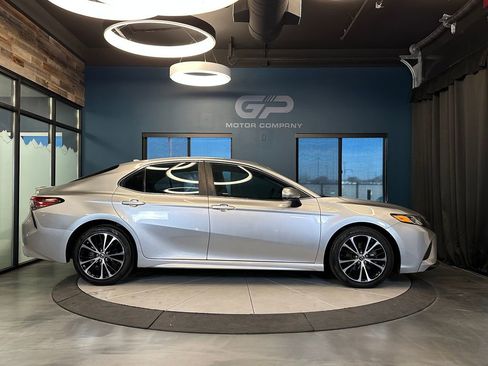Used 2019 Toyota Camry SE image 2