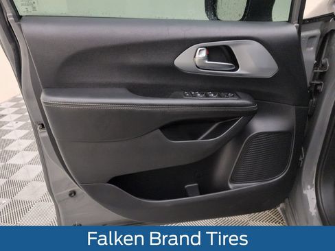Used 2020 Chrysler Pacifica Touring w/ S Appearance Package FWD image 31