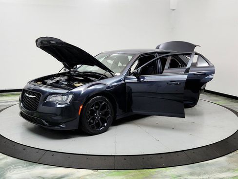 Used 2019 Chrysler 300 Touring w/ Sport Appearance Package RWD image 9