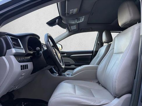 Used 2017 Toyota Highlander XLE image 11