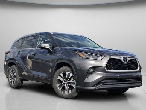 Used 2023 Toyota Highlander XLE AWD/4WD image 2