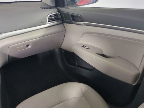 Used 2017 Hyundai Elantra SE image 17