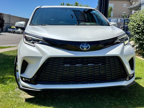 Used 2021 Toyota Sienna Platinum FWD image 4