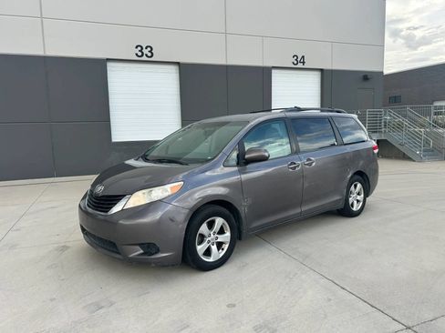 Used 2013 Toyota Sienna LE w/ Towing Pkg FWD image 1