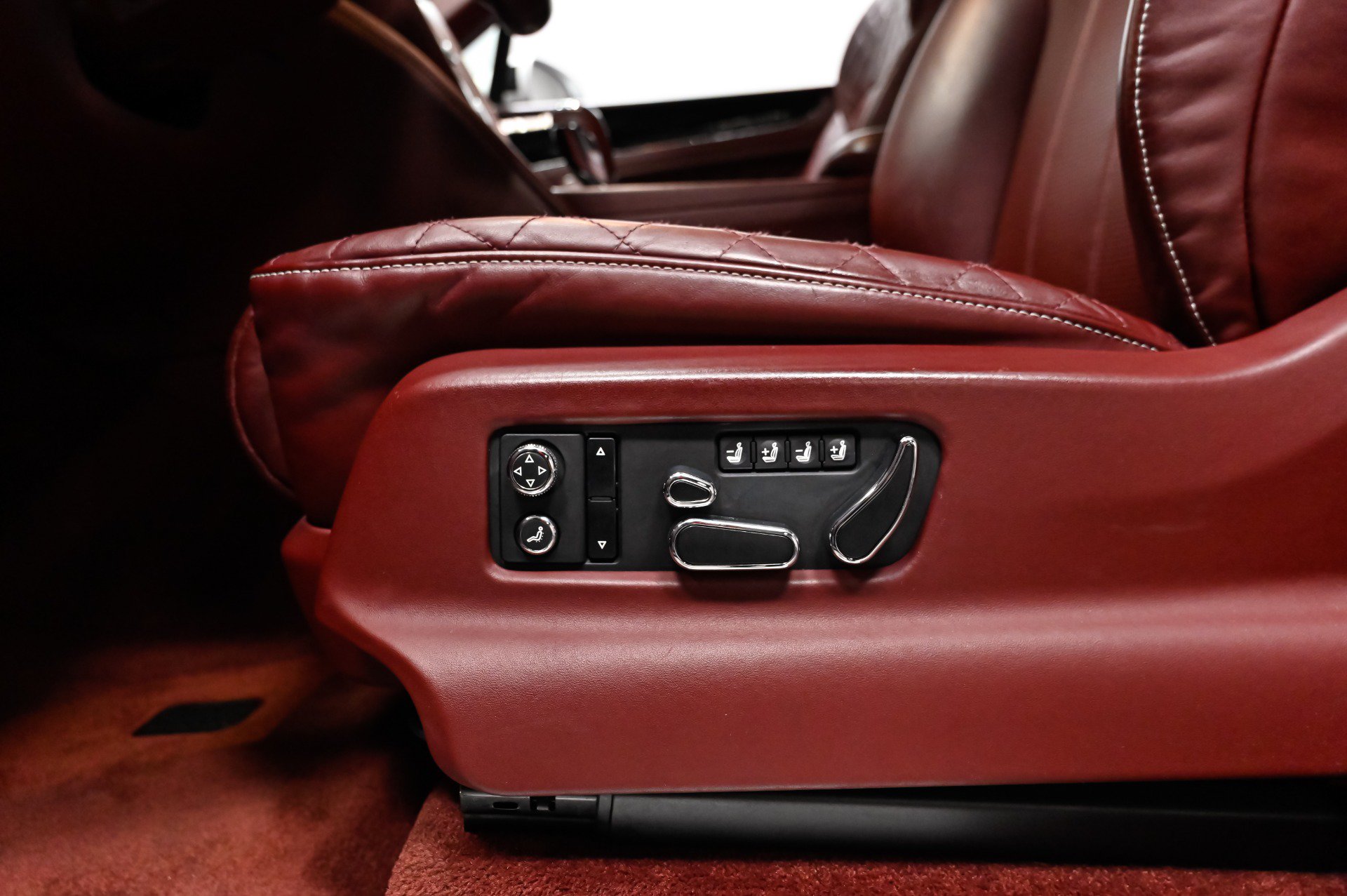 Used 2019 Bentley Bentayga AWD/4WD image 32