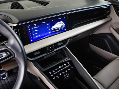 Certified 2025 Porsche Macan 4 Electric image 18