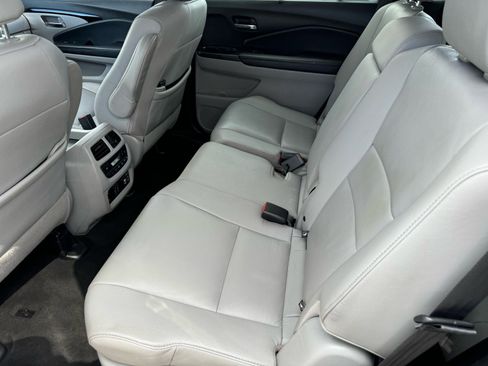 Used 2021 Honda Pilot Touring image 16