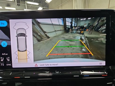 Used 2025 Volkswagen Atlas SE image 23